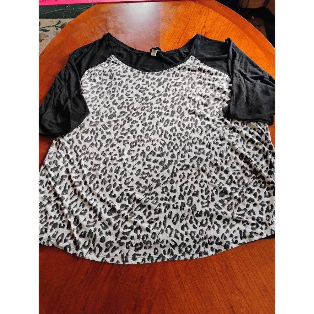 Torrid brand Ladies Top - Size: 4 (1322)